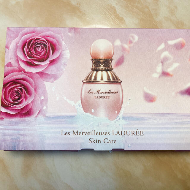 Les Merveilleuses LADUREE(レメルヴェイユーズラデュレ)のレ・メルヴェイユーズ ラデュレ　試供品　美容液　化粧水 コスメ/美容のスキンケア/基礎化粧品(美容液)の商品写真