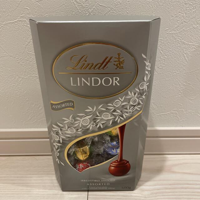 Lindt(リンツ)のリンツ　シルバーアソート  1箱分　600g 箱から出して発送いたします 食品/飲料/酒の食品(菓子/デザート)の商品写真