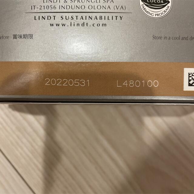 Lindt(リンツ)のリンツ　シルバーアソート  1箱分　600g 箱から出して発送いたします 食品/飲料/酒の食品(菓子/デザート)の商品写真