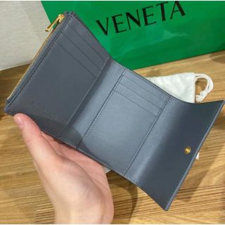Bottega Veneta - 【サンダー / グレー】三つ折り ファスナー