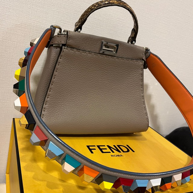 FENDI(フェンディ)のR♡様専用　FENDI ピーカーブ レディースのバッグ(ショルダーバッグ)の商品写真