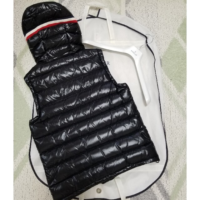 MONCLER(モンクレール)の最終お値下げ！新品MONCLERモンクレールダウンベスト メンズのジャケット/アウター(ダウンベスト)の商品写真