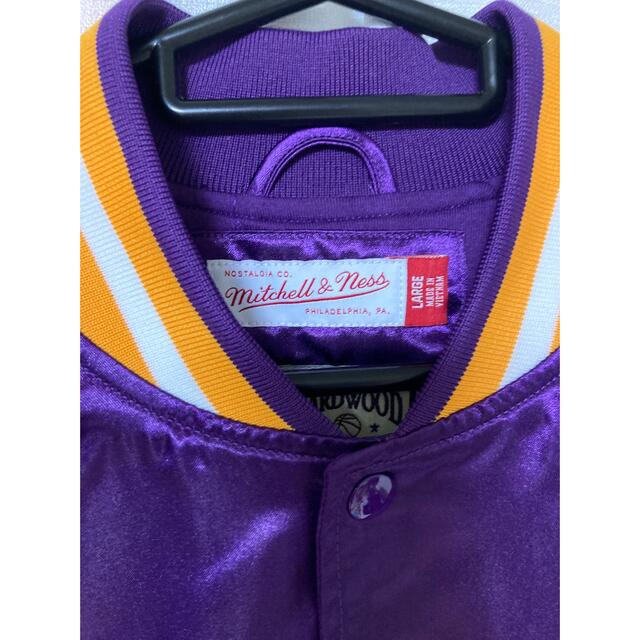 MITCHELL & NESS(ミッチェルアンドネス)のミッチェルアンドネス　レイカーズ　スタジャン　ジャケット　コービー  レブロン メンズのジャケット/アウター(スタジャン)の商品写真