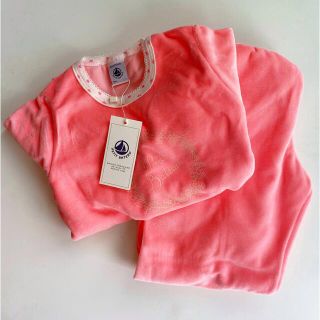 プチバトー(PETIT BATEAU)のPetit Bateau プチバトー ベロア長袖パジャマ 6ans/114 新品(パジャマ)