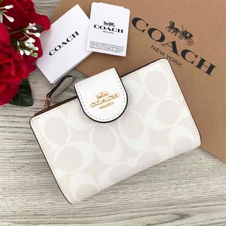 コーチ(COACH)の《新品》COACH ホワイト シグネチャー レザー 折り財布(財布)