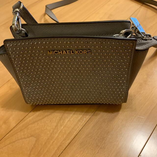 Michael Kors(マイケルコース)のマイケルコース　スタッズ斜めがけミニバック レディースのバッグ(ボディバッグ/ウエストポーチ)の商品写真