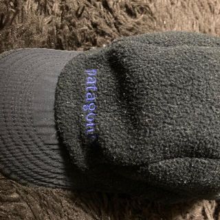 パタゴニア(patagonia)のpatagonia フリースキャップ　黒✖️ブルー文字(キャップ)