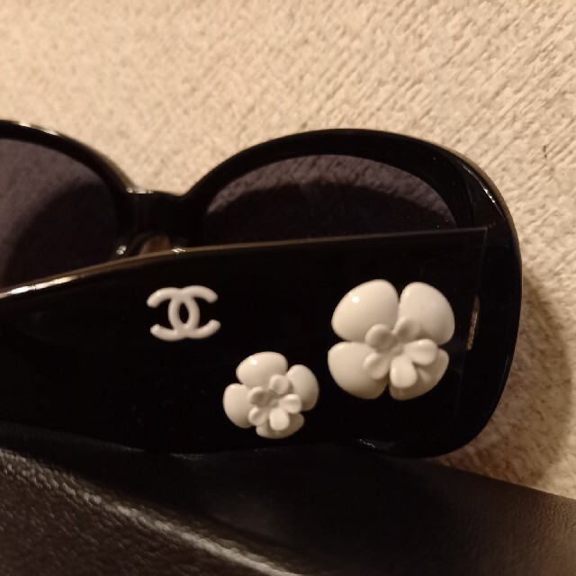 CHANEL(シャネル)の最終お値下げ　CHANEL　カメリア　サングラス　専用箱、リボン、紙袋付き レディースのファッション小物(サングラス/メガネ)の商品写真