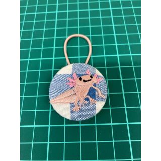 くるみボタンヘアゴム ハンドメイド ウーパールーパー 刺繍(ヘアアクセサリー)