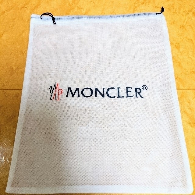 MONCLER(モンクレール)のMONCLER◆フォックスファー付きポンポンニット帽◆新品/タグ付き/保存袋 レディースの帽子(ニット帽/ビーニー)の商品写真