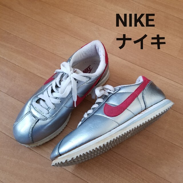 NIKE(ナイキ)のナイキ　シルバー赤ラインスニーカー　25 レディースの靴/シューズ(スニーカー)の商品写真