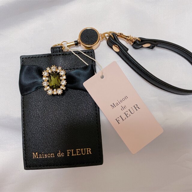 Maison de FLEUR リール付きビジューリボンパスケース ブラック黒