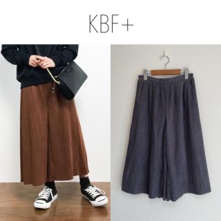 ケービーエフ(KBF)のKBF+ プリーツフェイクスエードパンツ ワイドパンツ　アーバンリサーチ(カジュアルパンツ)