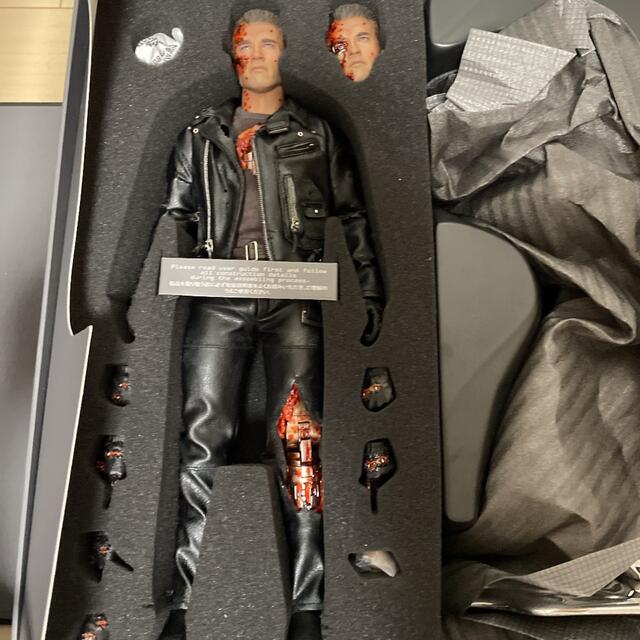 ターミネーター2 1 6スケールフィギュア T-800 バトルダメージ版