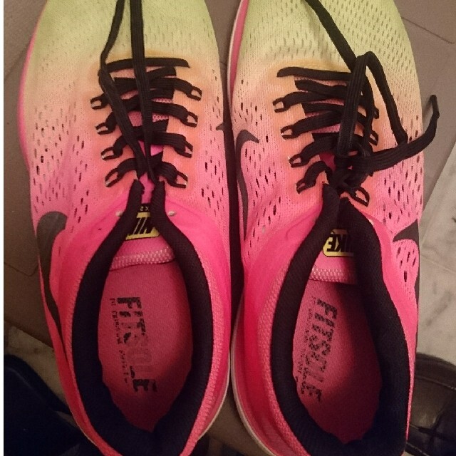 ナイキランニングピンクイエローネオン蛍光 レディースの靴/シューズ(スニーカー)の商品写真