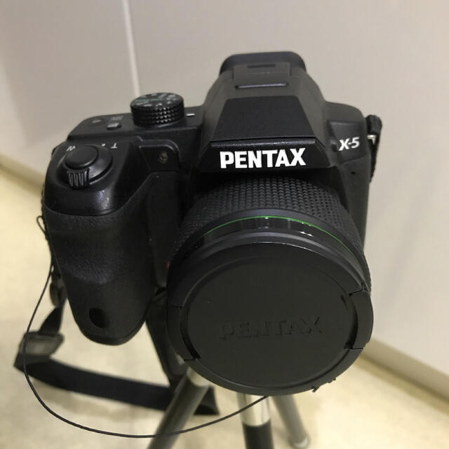 PENTAX(ペンタックス)のPENTAX  X5クラシックブラック三脚付 スマホ/家電/カメラのカメラ(デジタル一眼)の商品写真