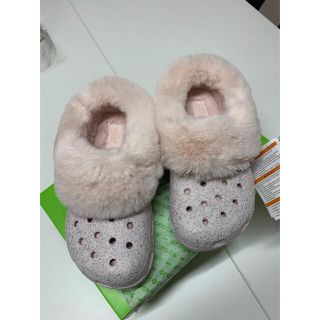 クロックス(crocs)のクロックス  ファーサンダル　23cm  未使用品(サンダル)