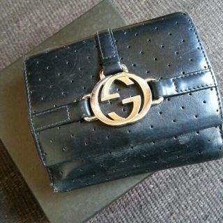 グッチ(Gucci)の二つ折り財布。(財布)