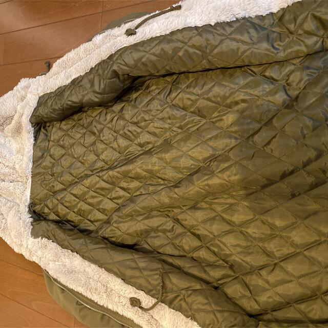 フード付き裏ボアモッズコート　Mサイズ　レディース　カーキ レディースのジャケット/アウター(モッズコート)の商品写真