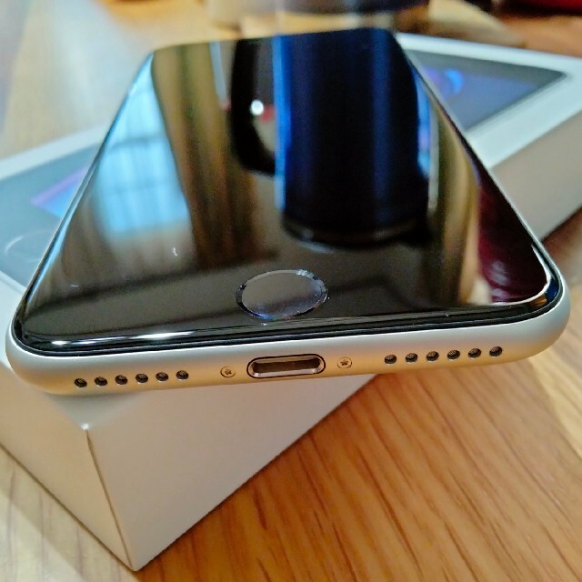 ほぼ新品！  iPhone SE 第2世代 64GB 白 SIMフリー 3