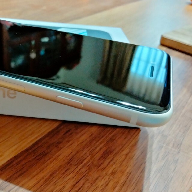 ほぼ新品！  iPhone SE 第2世代 64GB 白 SIMフリー 4