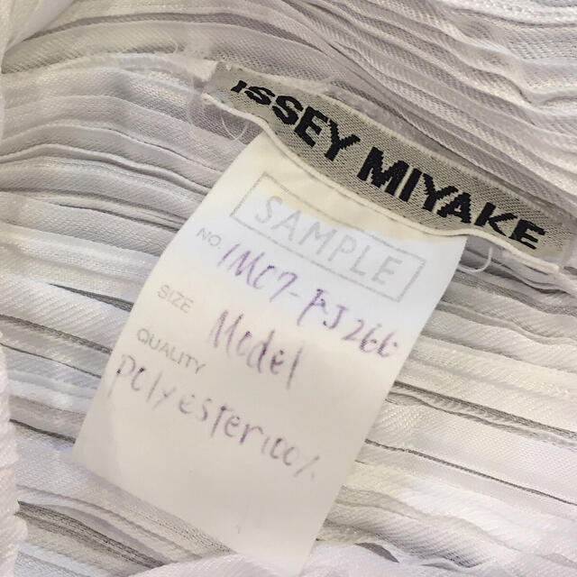 ISSEY MIYAKE(イッセイミヤケ)のISSEY MIYAKE イッセイミヤケ ブラウス ホワイト トップス プリーツ レディースのトップス(カットソー(長袖/七分))の商品写真