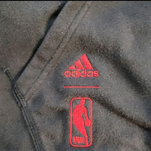 adidas(アディダス)のyume様専用アディダスNBAシカゴブルズビックバックロゴ刺繍パーカー メンズのトップス(パーカー)の商品写真