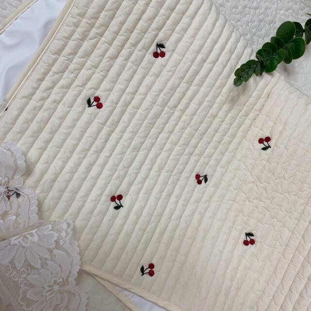 韓国イブル さくらんぼ刺繍おむつ替えマットレッド　ベビーイブル45×70(±2) キッズ/ベビー/マタニティのおむつ/トイレ用品(おむつ替えマット)の商品写真