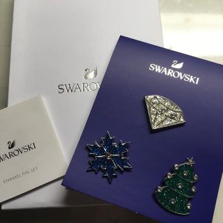 スワロフスキー(SWAROVSKI)のスワロフスキー　ピンバッチ(ブローチ/コサージュ)