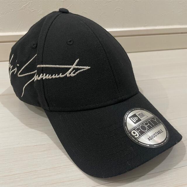 Yohji Yamamoto(ヨウジヤマモト)のNEW ERA × Yohji yamamoto サイドロゴキャップ メンズの帽子(キャップ)の商品写真