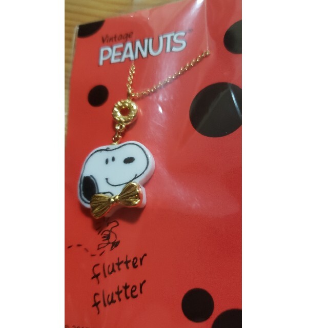 SNOOPY(スヌーピー)のpeanuts　SNOOPY　アクリルネックレス　ゴールドリボン レディースのアクセサリー(ネックレス)の商品写真