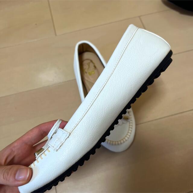 白パンプス 未使用 フラットシューズ レディースの靴/シューズ(スリッポン/モカシン)の商品写真