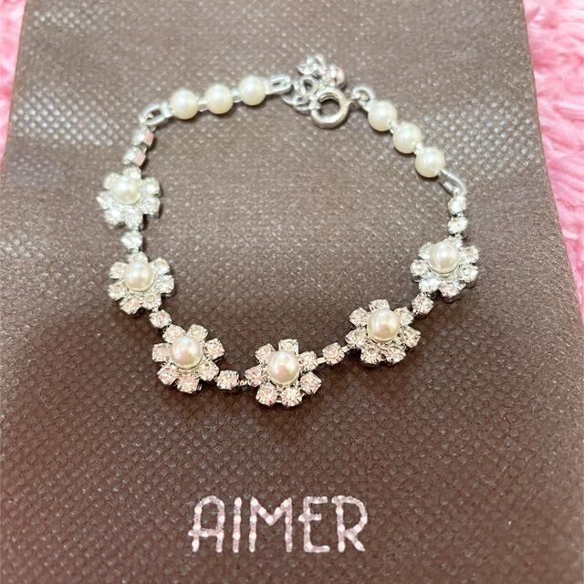 AIMER(エメ)のAIMER フラワービジューブレスレット　エメ　シルバー　結婚式　ウェディング レディースのアクセサリー(ブレスレット/バングル)の商品写真