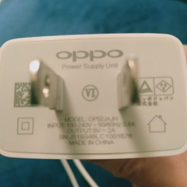 OPPO(オッポ)のアンドロイドスマホ　アダプターとケーブル スマホ/家電/カメラのスマートフォン/携帯電話(バッテリー/充電器)の商品写真