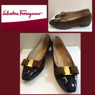 サルヴァトーレフェラガモ(Salvatore Ferragamo)のフェラガモ♡定番♡ヴァラ♡カーキスエード×ブラック バイカラー パンプス♡(ハイヒール/パンプス)