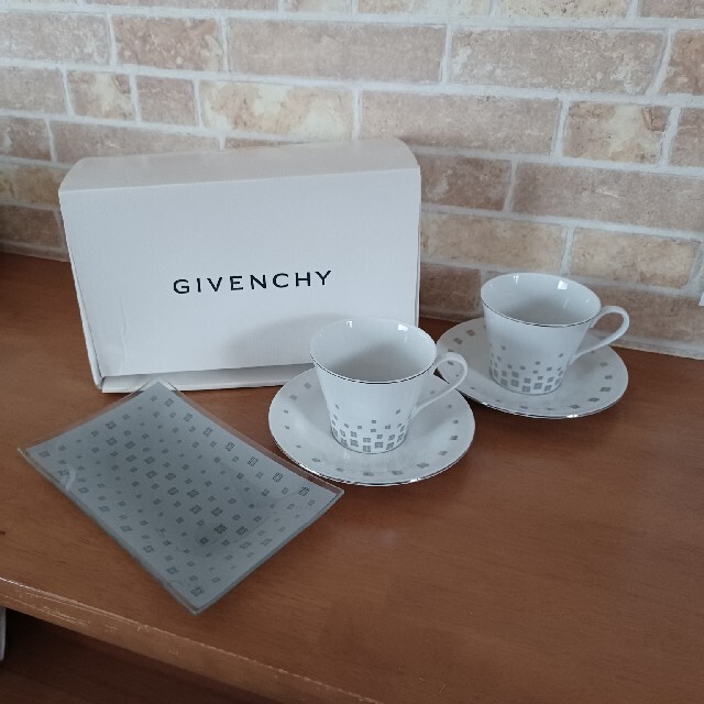 GIVENCHY(ジバンシィ)のGIVENCHY トレー付き　ペアコーヒーセット インテリア/住まい/日用品のキッチン/食器(グラス/カップ)の商品写真