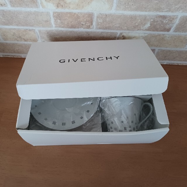 GIVENCHY(ジバンシィ)のGIVENCHY トレー付き　ペアコーヒーセット インテリア/住まい/日用品のキッチン/食器(グラス/カップ)の商品写真