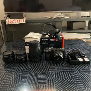 ソニー(SONY)の美品　α6400ボディ＋sigma16mmf1.4dcdn レンズ等おまけ多数(ミラーレス一眼)