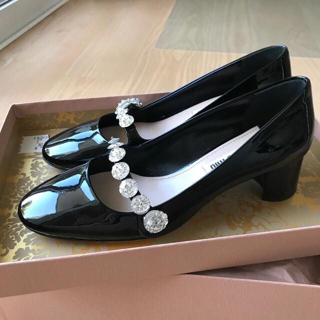miumiu(ミュウミュウ)のミュウミュウ　エナメル　ビジュー　パンプス　黒　36.5 レディースの靴/シューズ(ハイヒール/パンプス)の商品写真