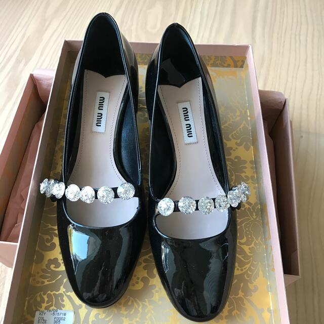 ミュウミュウ エナメル ビジュー パンプス 黒 36.5 - nayaabhaandi.com