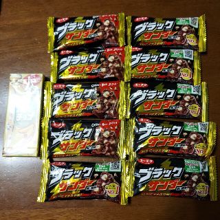 ブラックサンダー１０個と明治バナナチョコ１箱(菓子/デザート)