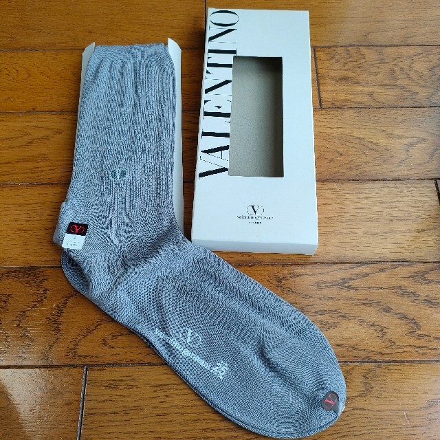 valentino garavani valentino garavaniとpierre balmainの靴下の通販 by あ80867532's  shop｜ヴァレンティノガラヴァーニならラクマ