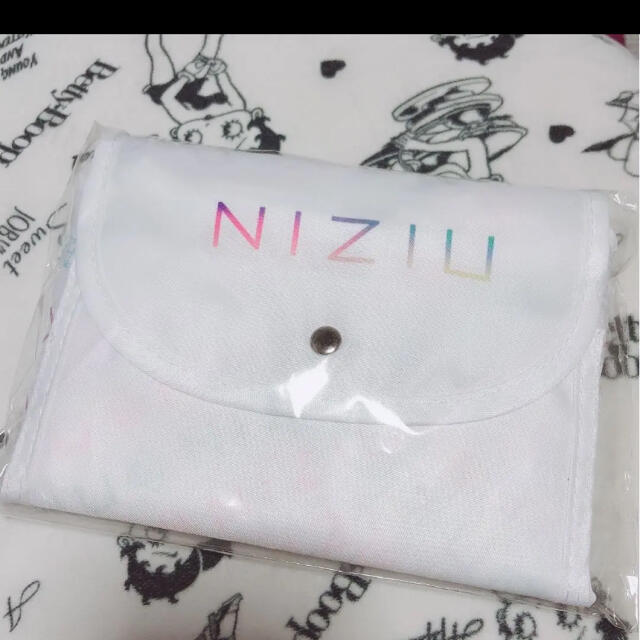 NiziU エコバッグ エンタメ/ホビーのタレントグッズ(アイドルグッズ)の商品写真