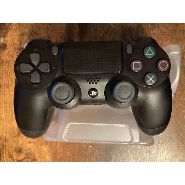 PlayStation4(プレイステーション4)のPS4純正ワイヤレスコントローラー　ジェットブラック エンタメ/ホビーのゲームソフト/ゲーム機本体(家庭用ゲーム機本体)の商品写真