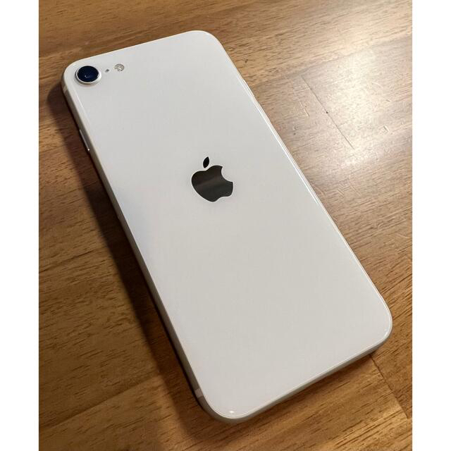 Apple(アップル)のiPhone SE2 128GB ホワイト美品 スマホ/家電/カメラのスマートフォン/携帯電話(スマートフォン本体)の商品写真