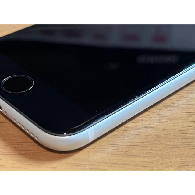 Apple(アップル)のiPhone SE2 128GB ホワイト美品 スマホ/家電/カメラのスマートフォン/携帯電話(スマートフォン本体)の商品写真