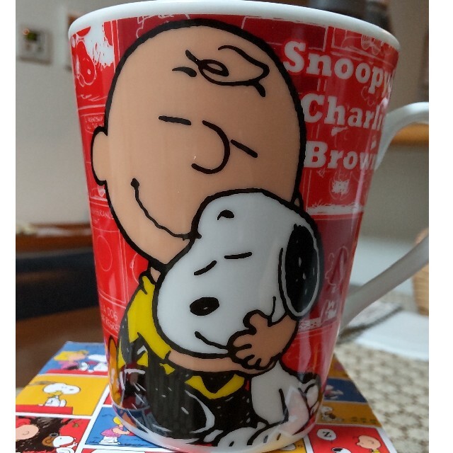 SNOOPY(スヌーピー)のスヌーピー　マグカップ　赤　KFC　PEANUTS エンタメ/ホビーのおもちゃ/ぬいぐるみ(キャラクターグッズ)の商品写真