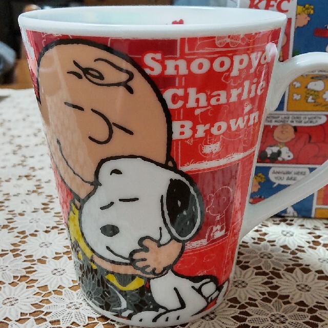 SNOOPY(スヌーピー)のスヌーピー　マグカップ　赤　KFC　PEANUTS エンタメ/ホビーのおもちゃ/ぬいぐるみ(キャラクターグッズ)の商品写真