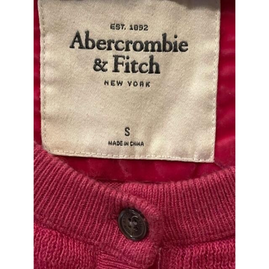 Abercrombie&Fitch(アバクロンビーアンドフィッチ)の美品アバクロンビー&フィッチ　カーディガン  ピンク系 レディースのトップス(カーディガン)の商品写真