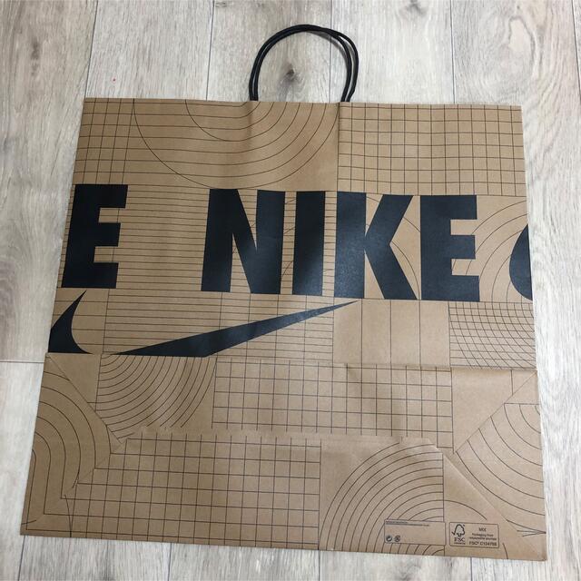 NIKE(ナイキ)の特大サイズ 紙袋　ナイキ ショッパー 袋 梱包資材　ナイキ紙袋　プレゼント包装 レディースのバッグ(ショップ袋)の商品写真